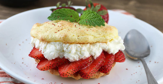 Пирожное с клубникой