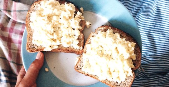 Нежный омлет с тостами от Гордона Рамзи