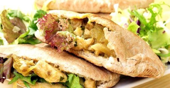 Куриный салат с виноградом и кешью в пите