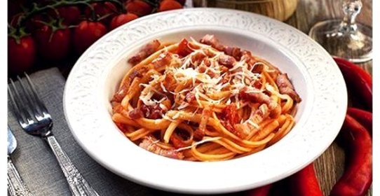 Паста с грудинкой, чесноком и помидорами