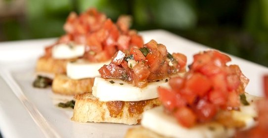 Брускетта с моцареллой