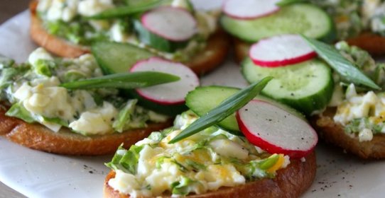 Гренки с яичным салатом