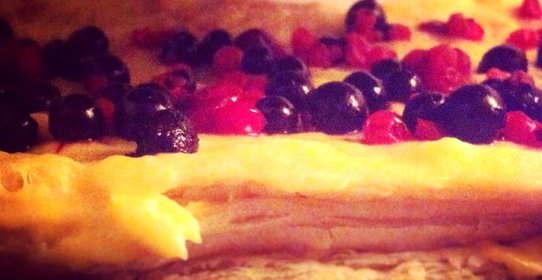 Слоеный торт с ягодами