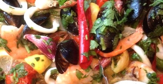 Морские гады с овощами и фруктами