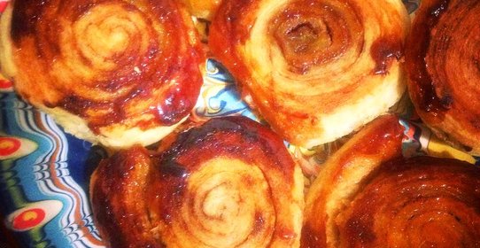 Слоеные булочки с корицей и медом