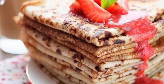 Нежнейшие блины на кефире с клубничным соусом