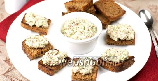 Тосты с редисом и сметаной