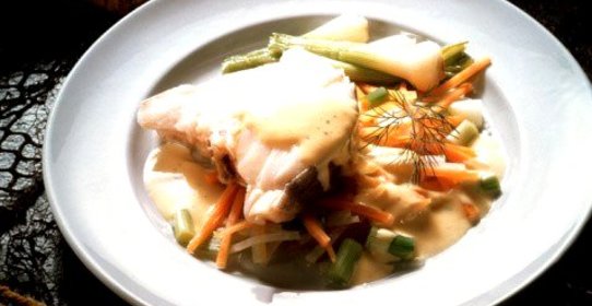 Жареная рыба с салатом из зеленой фасоли