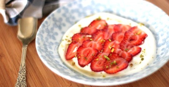 Манная каша с клубникой и розовой водой