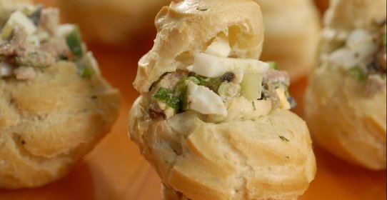 Профитроли с печенью трески