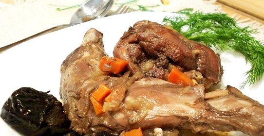Кролик тушеный с черносливом