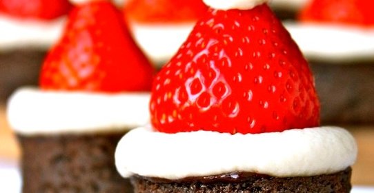 Новогодние пирожные Шапка Деда Мороза