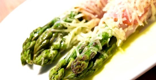 Спаржа с пармезаном и беконом