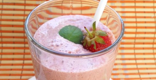 Смузи с клубникой и творогом