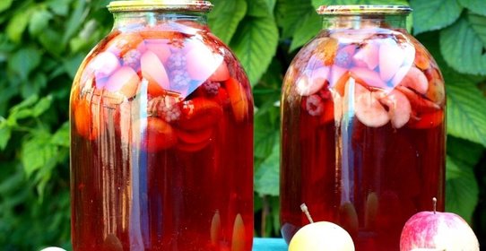 Компот на зиму из яблок, абрикос и ежевики