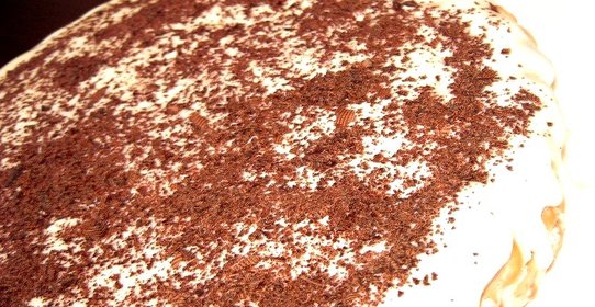 Двухслойный сметанный торт из крекеров с орехами