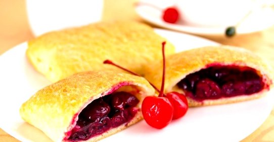 Слоеные пирожки с вишней