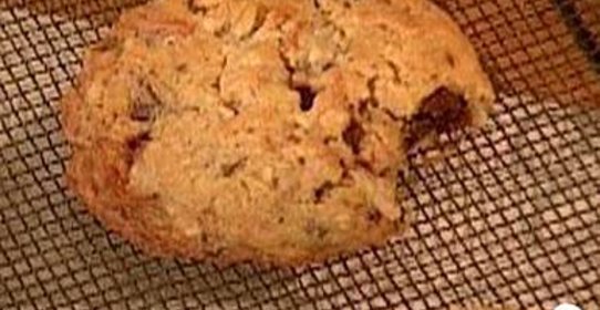 Овсяное печенье с орехами и вишней