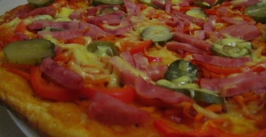 Пицца с морковкой по-корейски, соленым огурцом и ветчиной