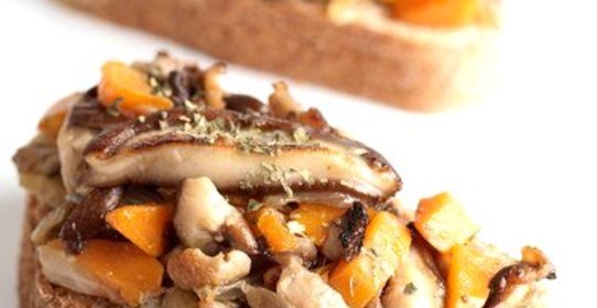 Тосты с грибами и тыквой