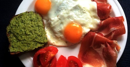 Тосты с пюре из молодого горошка к завтраку