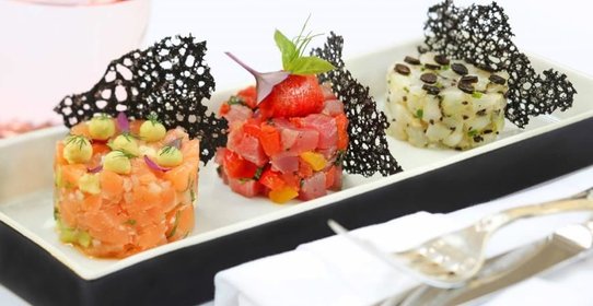 Три вида морского тартара – лосось, гребешки, тунец