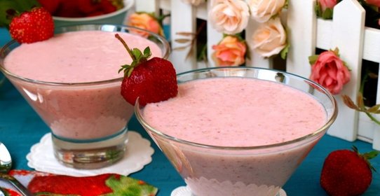 Творожный смузи с клубникой и бананом