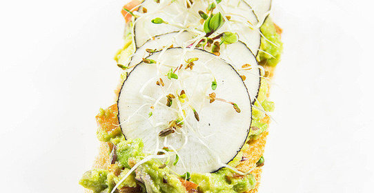 Тост с гуакамоле и черным редисом