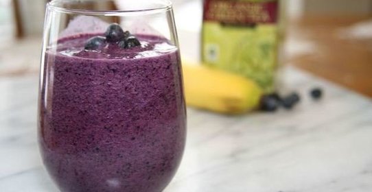 Смузи с зеленым чаем, черникой и бананом