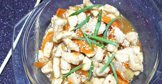 Курица в кисло-сладком соусе с кунжутом