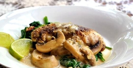 Линь, тушеный с вином и шампиньонами