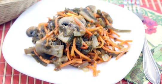 Кростини с копченым лососем и икрой