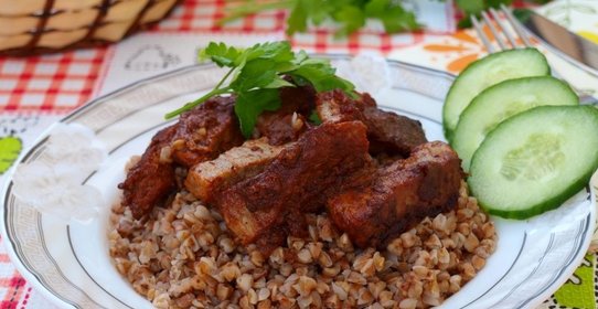 Говядина тушёная с маринованным луком и томатом