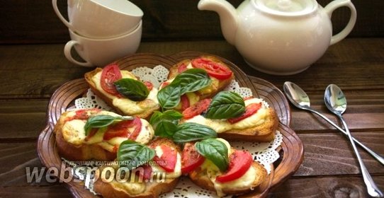 Гренки (кростини) с моцареллой и базиликом