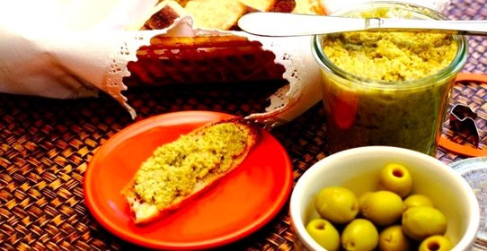 Тапенад из оливок с каперсами и анчоусом