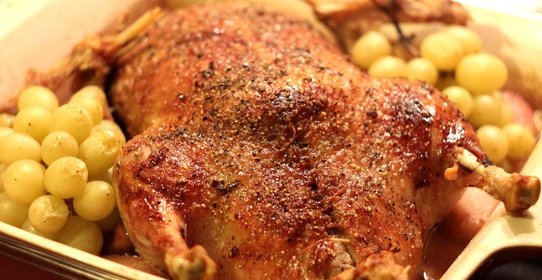 Утка с яблоками, виноградом и красным вином