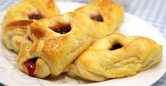 Расстегаи с черничным джемом