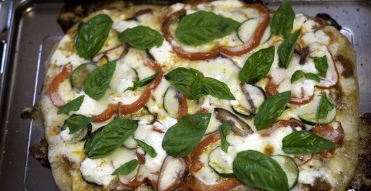 Пицца с творогом и помидорами