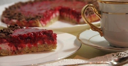 Миндальный бисквит с красной смородиной