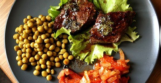 Стейк с мятой и бальзамическим уксусом