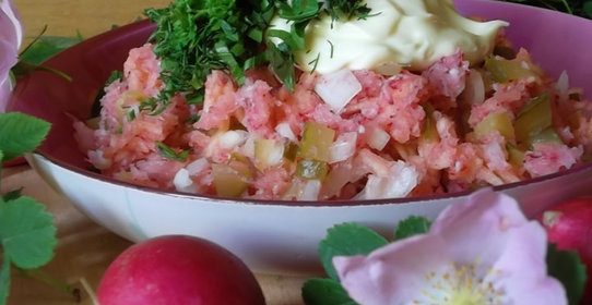 Салат с редисом и яблоком