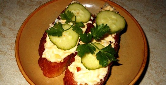 гренки с чесноком и яйцом