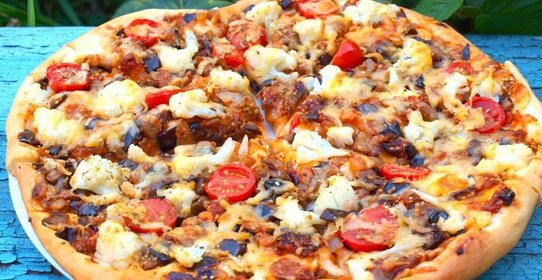 Пицца с баклажанами и цветной капустой