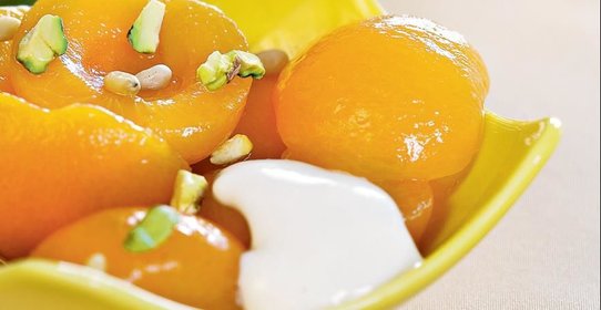 Абрикосы в сиропе с густым йогуртом