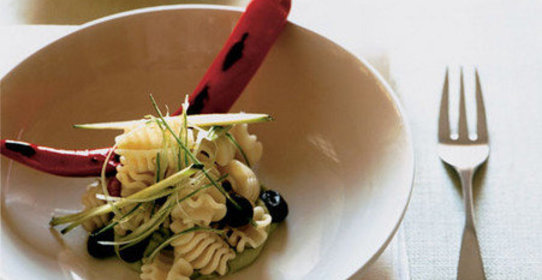 Паста с авокадо и черными оливками