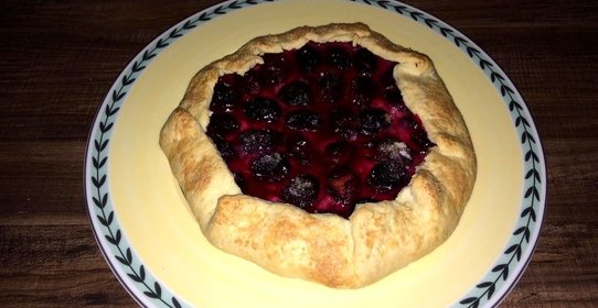 Открытый пирог со сливой