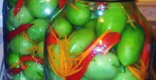 Маринованные зеленые помидоры шпигованные чесноком