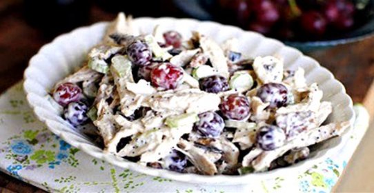 Салат с курицей и виноградом