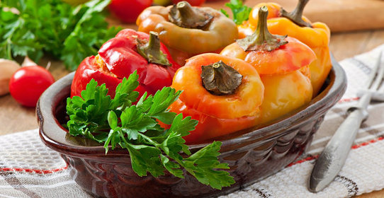 Перец, фаршированный помидорами