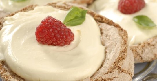 Миндальное пирожное с малиной